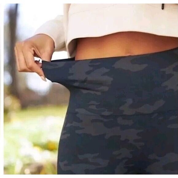 SPANX Look At Me Now Black Gray Camo Leggings Size Small - Picture 2 of 12